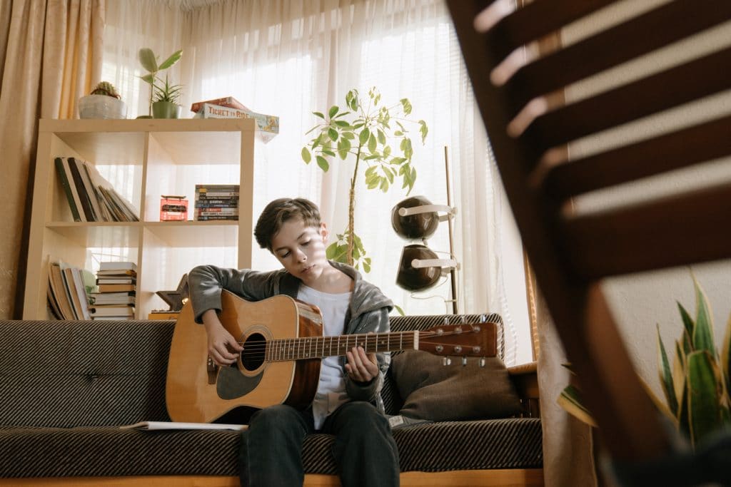 Bild eines Kindes mit der Gitarre in der Hand